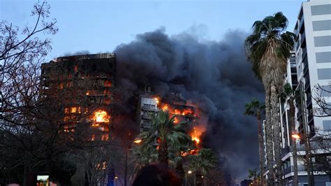 Fotos y vídeos del devastador incendio en un edificio de Valencia