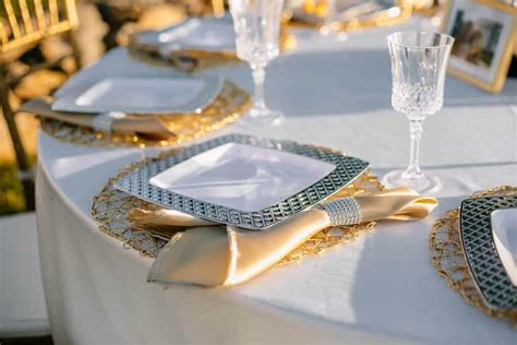 Plastic Plates at a Wedding...Tacky or Smart? (+ perfect options)