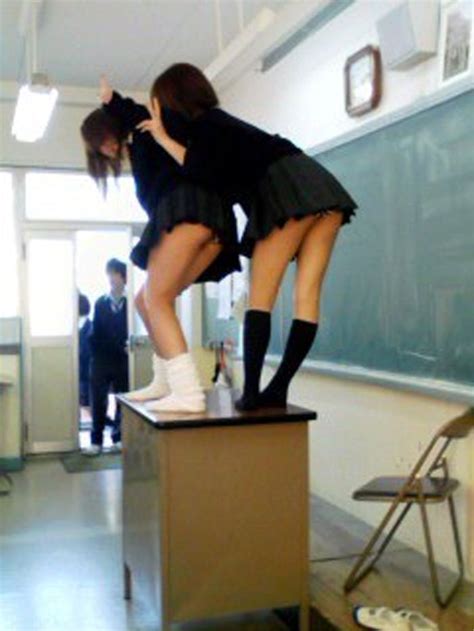 JKおふざけエロ画像男子にパンツくらい見られても平気な共学女子高生のおふざけエロ画像wwww エロアングル