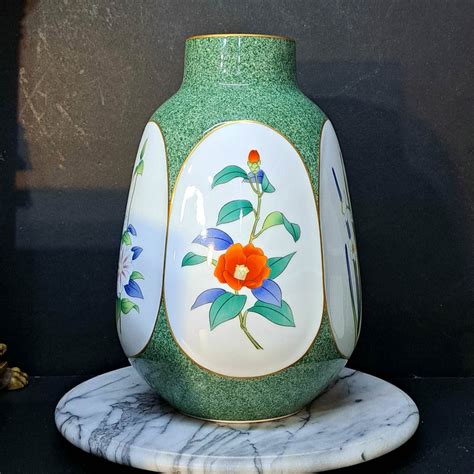 Japanese Koransha Porcelain Vase With Wooden Dovetail Joint Box On