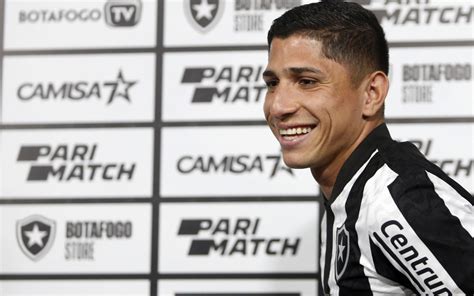 Sem Marçal mas John e Savarino confira a escalação do Botafogo