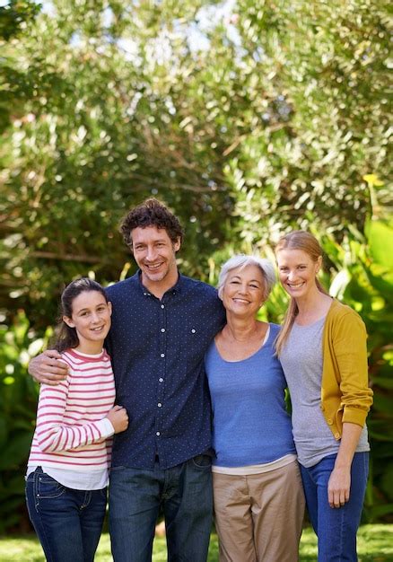 Familie ist glücklich im Porträt Eltern mit Kind und Großmutter