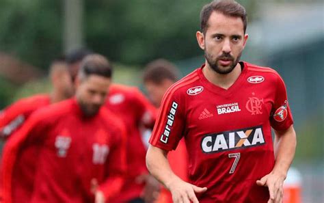 Contra O Fluminense Flamengo Defenda Folga Na Lideran A Do Campeonato