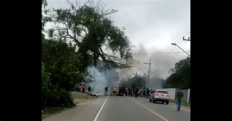 VÍDEO Quilombolas fazem barreira em acesso à BR 101 em Joinville e