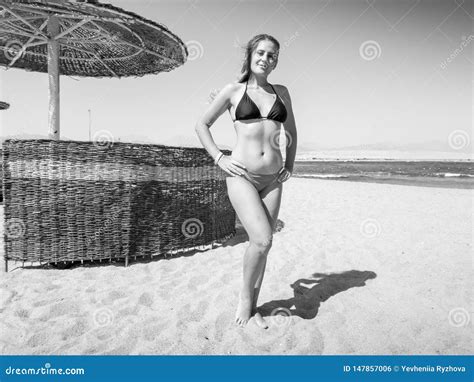 Imagen Blanco Y Negro De La Mujer Joven Atractiva En El Bikini Que