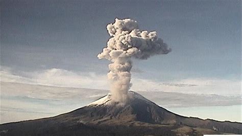 Volc N Mexicano Popocat Petl Genera Exhalaciones Y Tres Explosiones