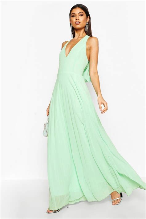 Chiffon Pleated Plunge Maxi Bridesmaid Dress Boohoo In 2020 Plunge Maxi Dress Maxi