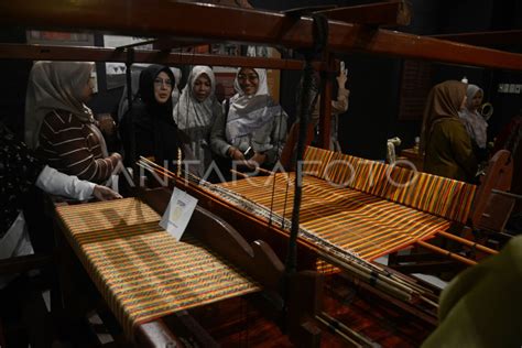 Pameran Wastra Nusantara Koleksi Museum Aceh ANTARA Foto