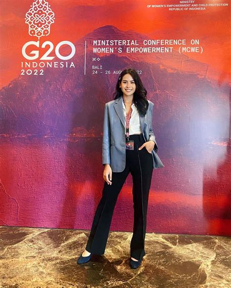 Outfit Maudy Ayunda Selama Menghadiri Ktt G