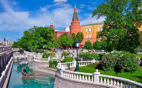 Александровский сад в Москве: история, достопримечательности, часы ...