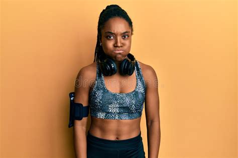 Mujer Afroamericana Con El Pelo Trenzado Que Lleva Ropa Deportiva Y La