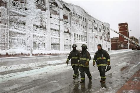 15 Amazing Photos Of Beautifully Icy Aftermath To Chicago Fire ...