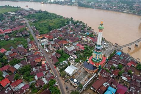 Menara Gentala Arasy Di Jambi Antara Foto