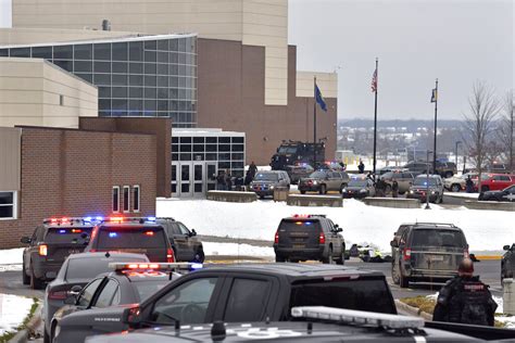 Tiroteo En Escuela De Michigan 3 Estudiantes Muertos Y 8 Personas