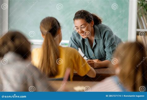 Enfants Heureux Et Enseignant à L école Photo Stock Image Du Heureux Personne 285737174