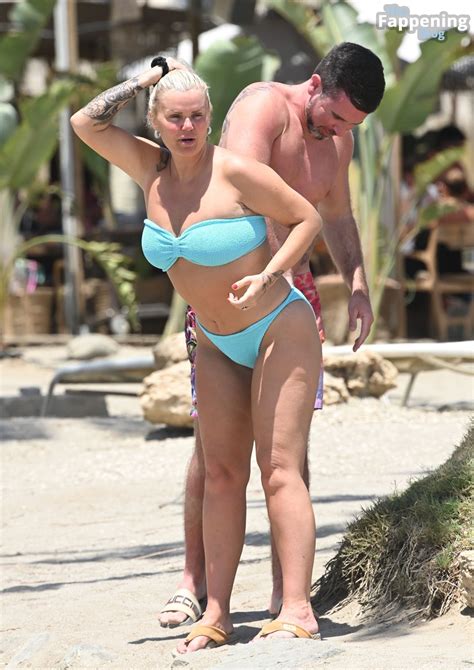 Kerry Katona Flashes Her Nude Boob On The Beach Photos Tubezzz