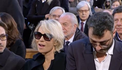 Funerali Costanzo Il Sorriso Di Maria De Filippi Sull Aneddoto Del