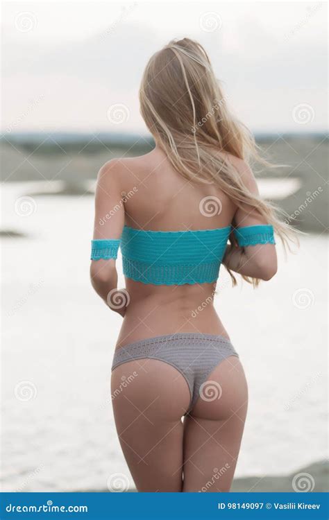 Ragazza In Costume Da Bagno Al Mare Immagine Stock Immagine Di