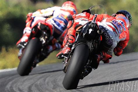 Foto Kejutan Lorenzo Untuk Marquez Di Lap Terakhir