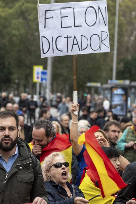 Foto Sánchez Dictador Pancartas lemas y carteles en la protesta