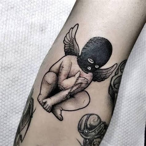 Pin de 𝖋𝖆𝖑𝖑𝖊𝖓 𝖆𝖓𝖌𝖊𝖑 em tattoos Tatuagem no pescoço Tatuagem Tatuagens