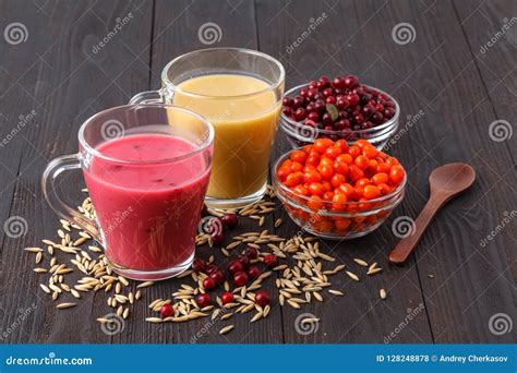 Smoothie De La Baya Con La Harina De Avena En Un Vidrio Foto De Archivo