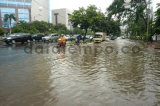 Banjir Di Jalan Jenderal Sudirman Jakarta Datatempo