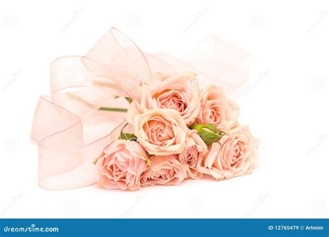 Rosas E Fitas Cor De Rosa No Fundo Branco Imagem De Stock Imagem De