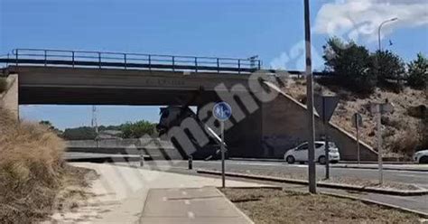 Un Cami N Gr A Choca Contra La Base De Un Puente En Marratx Y Se Queda