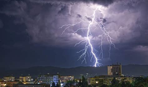 Chuva de raios e trovões entenda o fenômeno que atinge o Espírito Santo