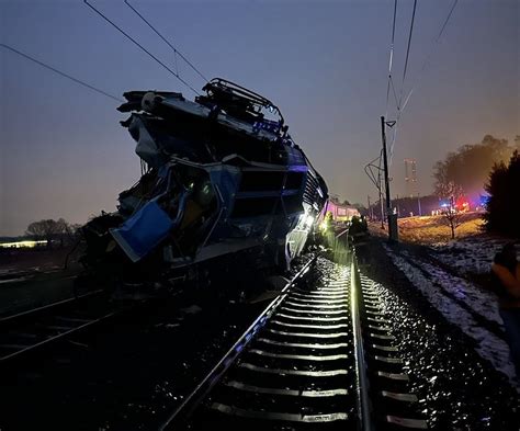 Tragiczny Wypadek Kolejowy W Czechach Poci G Zderzy Si Z Ci Ar Wk