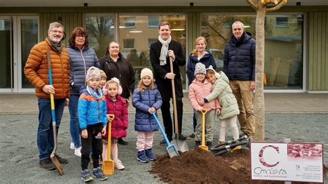 Aus Freude über neue Kindergartenplätze spendet Bürgermeister