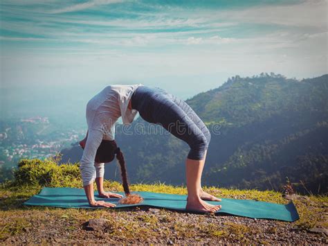 Mujer Que Hace El Asana Urdhva Dhanurasana De La Yoga De Ashtanga