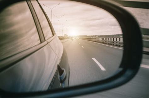 Reflexo No Espelho Retrovisor Do Carro E A Luz Da Estrada Foto Premium