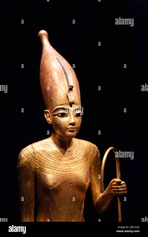 Estatua De Tutankhamon Cerca De La Cabeza De Tutankhamen Usando La