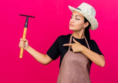 Jardinero De Mujer Hermosa Joven En Delantal Y Sombrero Sosteniendo