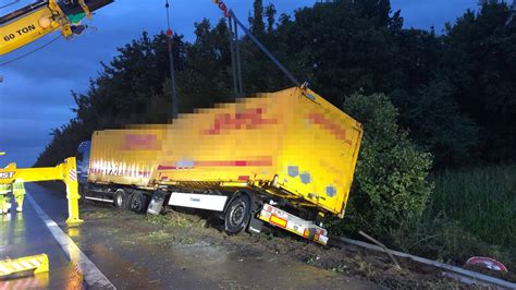 Lkw Unfall auf A67 Laster fährt gegen Leitplanke und kippt in Böschung