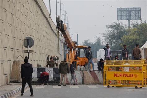 Indian Police Block Roads to Halt Farmers Marching to New Delhi