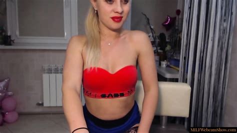 Hot Blonde MILF Webcam Model With Great Ass And Wide Hips