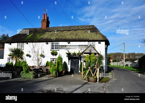 Thatched pubs hi-res stock photography and images - Alamy