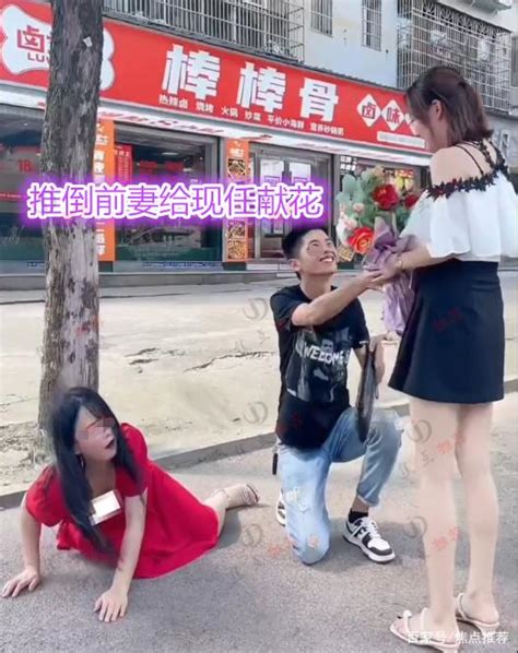 前妻和现女友争吵，男子劝架晕倒，女友拿走钱包，前妻踢前夫1脚