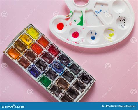 Palette En Plastique Avec Des Aquarelles Sur Un Fond Rose Outils D