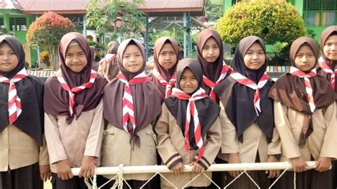 Siswa MTsN 2 Mukomuko Latihan Pionering Untuk Melatih Keterampilan