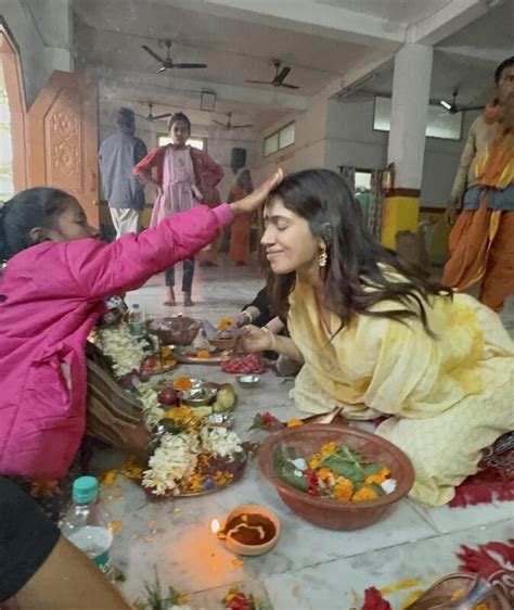 बहन समीक्षा संग मां कामाख्या देवी मंदिर पहुंची भूमि पेडनेकर माथे पर कुमकुम गले में फूलों की