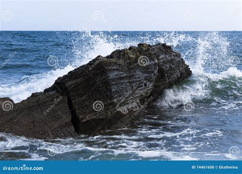 Ondas Que Causam Um Crash Nas Rochas Foto De Stock Imagem De Espuma