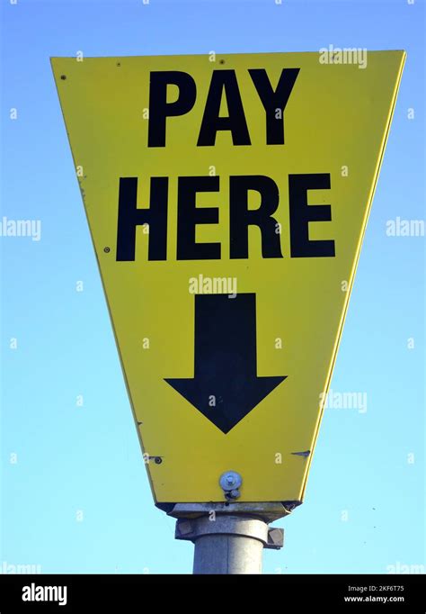 Sign Pay Here At A Car Park With Arrow Stock Photo Alamy