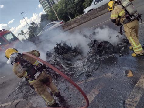 Lamborghini de R 1 milhão pega fogo em Belo Horizonte assista Jovem Pan