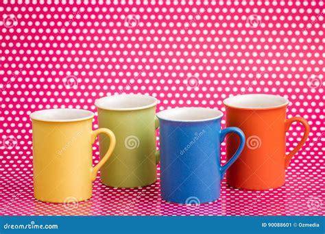 Tazas De Caf Coloridas En Fondo Rosado Con Los Puntos Blancos Imagen