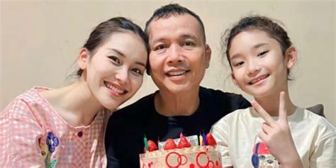 Potret Ayu Ting Ting Beri Kejutan Ulang Tahun Ayah Rozak Penampilannya