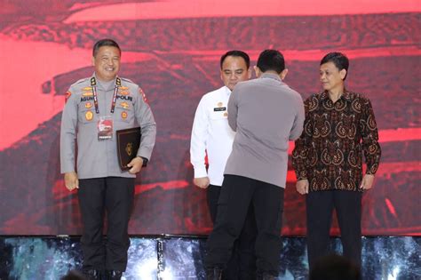 Sekjen Kemenkumham Terima Penghargaan Pin Emas Dari Kapolri